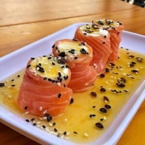 Gunkan de salmão no Cream cheese com calda de maracujá