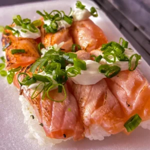 Niguiri de salmão selado